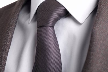 Takım elbiseli şık kravatlı adam, yakın plan.