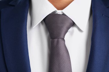 Takım elbiseli şık kravatlı adam, yakın plan.