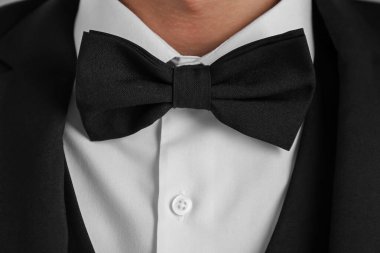 Takım elbiseli şık papyonlu adam, yakın plan.