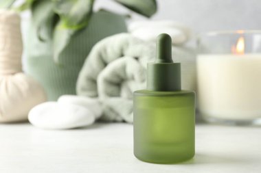 Kaplıca ürünleri ve beyaz masada yanan mumlarla güzel bir kompozisyon, yakın plan. Metin için boşluk