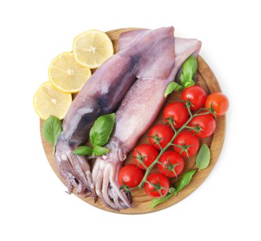 Çiğ mürekkep balıkları, domatesler, limon dilimleri ve beyaza izole edilmiş fesleğenler.