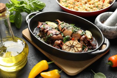 Lezzetli kalamar soslu, sarımsaklı ve siyah masada ürünler, yakın plan.