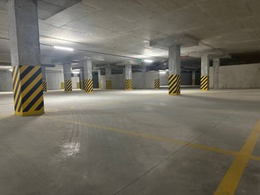 Özel park yerleri olan boş yer altı manzarası