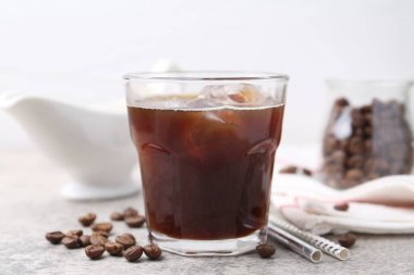 Lezzetli buzlu kahve ve fasulye ışıklı masada, yakın plan.