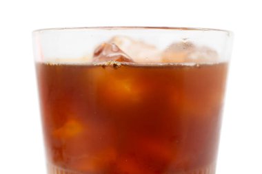 Beyaz bardakta nefis buzlu kahve.