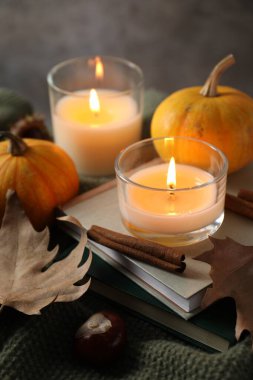 Sonbahar kompozisyonu yanan mumlar ve balkabakları kumaşta, yakın plan