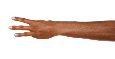 Beyaz arka planda üç parmak gösteren Afro-Amerikalı adam, yakın plan.