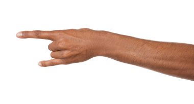 Beyaz arka planda Rock jesti gösteren Afrikalı-Amerikalı adam, closeup