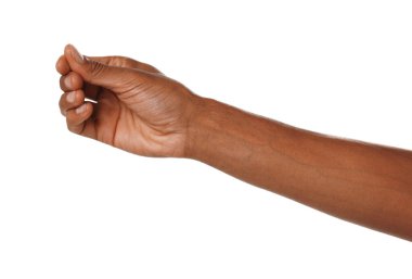 Beyaz arka planda bir şey tutan Afro-Amerikalı adam, yakın plan.