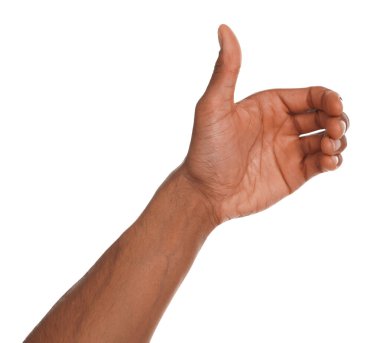 Beyaz arka planda bir şey tutan Afro-Amerikalı adam, yakın plan.