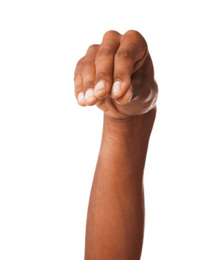 Beyaz arka planda bir şey tutan Afro-Amerikalı adam, yakın plan.