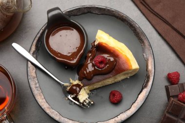 Çikolata soslu Bask peynirli keki, ahududu ve çay.