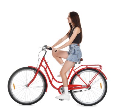 Beyaz arka planda kırmızı bisiklet süren gülümseyen kadın.