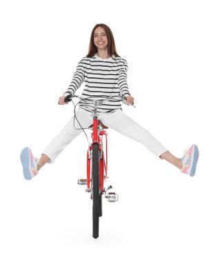 Beyaz arka planda kırmızı bisiklet süren gülümseyen kadın.