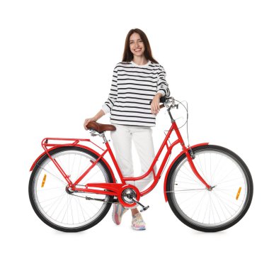 Beyaz arka planda kırmızı bisikletli gülümseyen kadın.