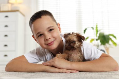 Evdeki sevimli Griffon köpekli çocuk. Evcil hayvan