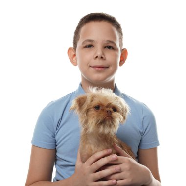 Beyaz arka planda şirin Griffon köpekli bir çocuk. Evcil hayvan