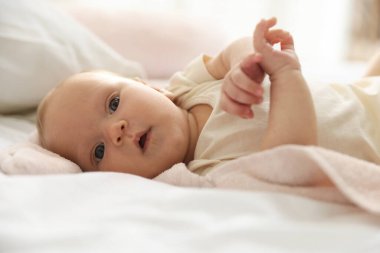 Evdeki yatakta uzanmış tatlı bir bebek.