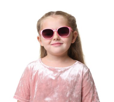 Beyaz arka planda güneş gözlüklü şirin bir kız.