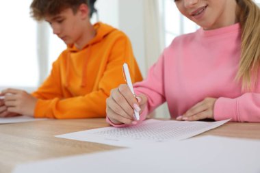 Tahta masada sınava giren öğrenciler, seçici odaklanma