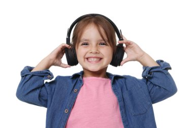 Beyaz arka planda kulaklıkla gülümseyen küçük kızın portresi.