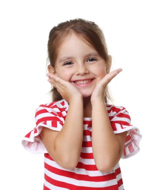 Beyaz arka planda gülümseyen küçük kız portresi