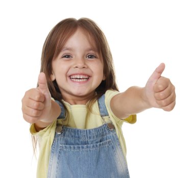 Tulum giymiş gülümseyen küçük kız beyaz arka planda baş parmak gösteriyor.