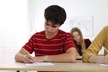 Tahta masada sınava giren öğrenciler, seçici odaklanma