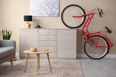 Dolabın yanındaki kırmızı bisiklet çok şık.