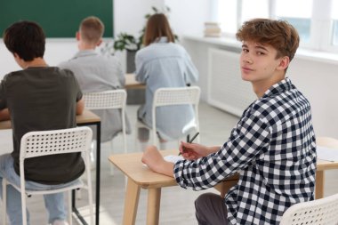 Tahta masada sınava giren öğrenciler, seçici odaklanma