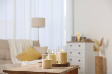 Dekoratif LED mumlar evdeki ahşap masada.