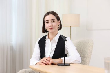 Podcast sunucusu içerideki talk show 'u kaydediyor, kamera görüntüsü