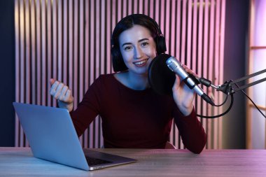 Stüdyoda podcast sunucusu kayıt programı, kameradan görüntü