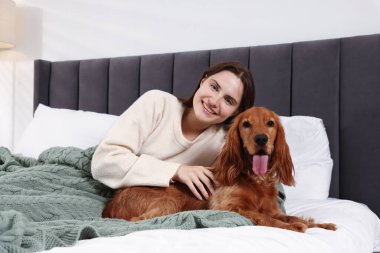 Evcil hayvan dostu otel. Kadın ve sevimli köpeği içeride.