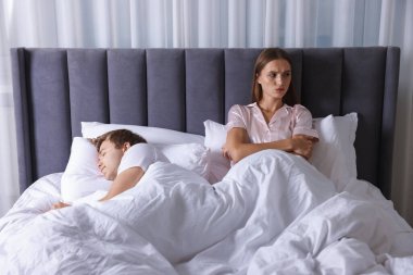 Evde birbirini görmezden gelerek kavga eden çiftleri gücendirdim.