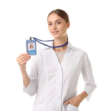 Beyaz arka planda rozeti olan profesyonel hemşire.