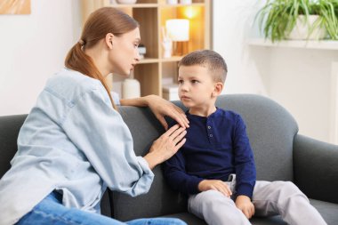 Anne, üzgün oğlunu evde destekliyor.