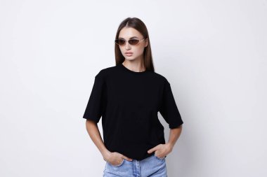 Beyaz arka planda siyah tişört giyen bir kadın. Tasarım için model