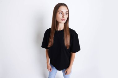 Beyaz arka planda siyah tişört giyen bir kadın. Tasarım için model