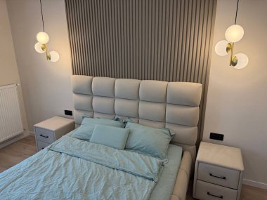 Şık bir yatak odası. Rahat büyük bir yatak odası ve parlak lambalar.