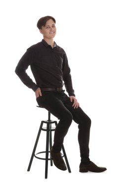 Beyaz arka planda kotlu bir adam var.