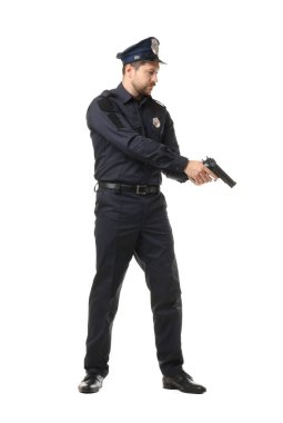 Beyaz arka planda silahlı üniformalı bir polis.