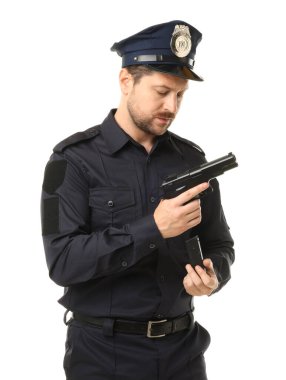 Beyaz arka planda silahlı üniformalı bir polis.