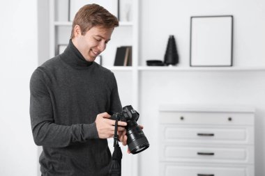 Stüdyoda kamerası olan profesyonel fotoğrafçı, mesaj için yer var.