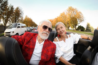 Üst düzey bir çift şehirde gezintiyi seviyor, geniş açılı mercek.