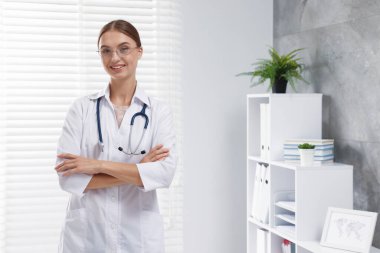 Klinikte steteskobu olan profesyonel hemşire, mesaj için yer var.