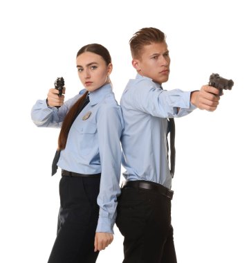 Beyaz arka planda silahları olan genç bir kadın polis ve polis.