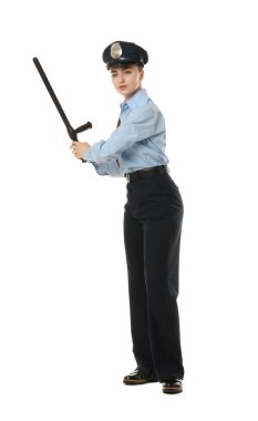 Beyaz arka planda copu olan üniformalı genç bir kadın polis.