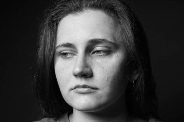 Üzgün kadın karanlık arka planda ağlıyor. Siyah ve beyaz etkisi