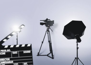 Sinema yapımı. Film panosu, profesyonel kamera ve stüdyo ışıkları.